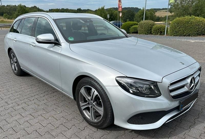Silber Gebraucht 2018 Mercedes E220 Kombi | 21.990 € (Guter Preis) - Bild 1/4