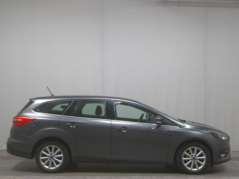 Grau Gebraucht 2017 Ford Focus Titanium Limousine | 5.990 € (Superpreis) - Bild 1/4