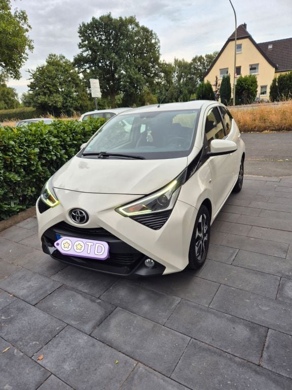 Weiß Gebraucht 2019 Toyota Aygo X-clusiv Kleinwagen | 8.500 € (Guter Preis) - Bild 1/4