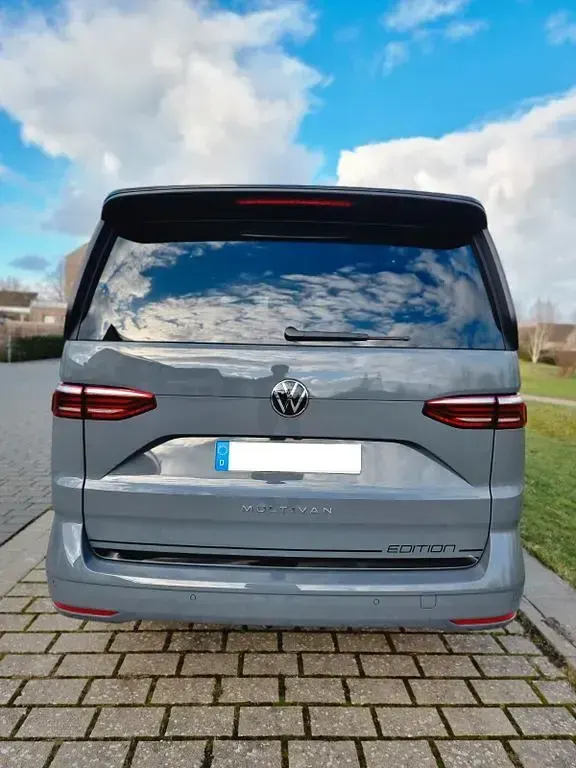 Gebraucht VW Multivan Edition 150 PS (110 kW) 2025 Grau Van / Kleinbus