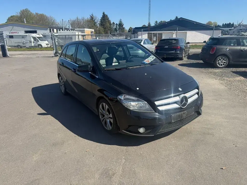 Gebraucht Mercedes B180 109 PS (80 kW) 2013 Schwarz Kleinwagen