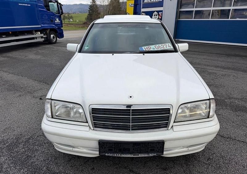 Gebraucht Mercedes C220 Classic 125 PS (91 kW) 1999 Weiß Limousine