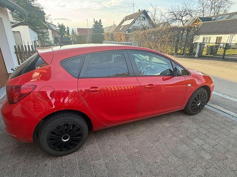 Gebraucht Opel Astra 116 PS (85 kW) 2014 Rot Limousine