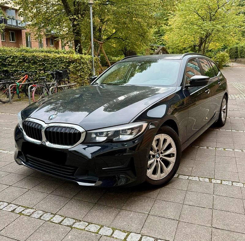 Schwarz Gebraucht 2020 BMW 320 Sport Line Kombi | 16.499 € (Fairer Preis) - Bild 1/4