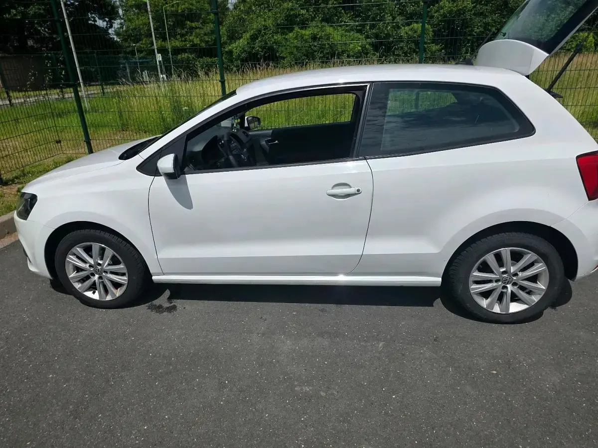 Gebraucht VW Polo 75 PS (55 kW) 2015 Weiß Limousine