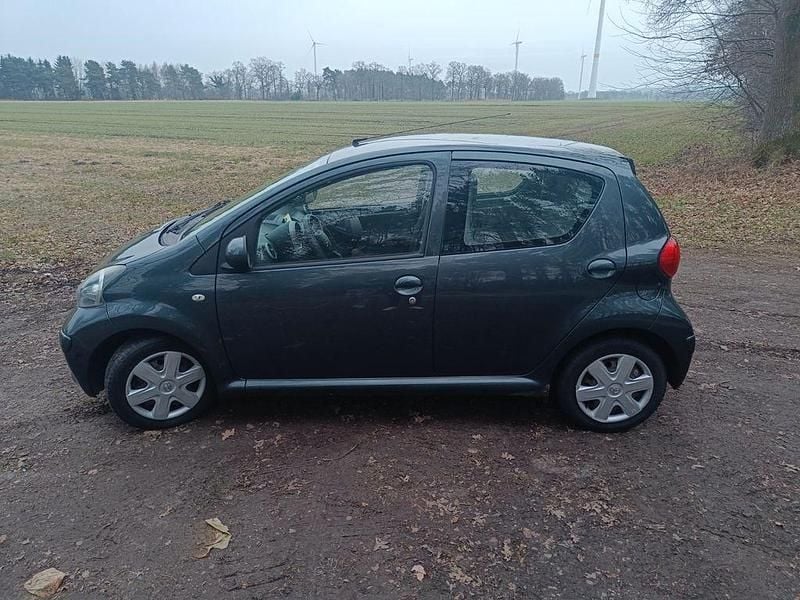 Gebraucht Toyota Aygo 68 PS (50 kW) 2009 Grau Kleinwagen