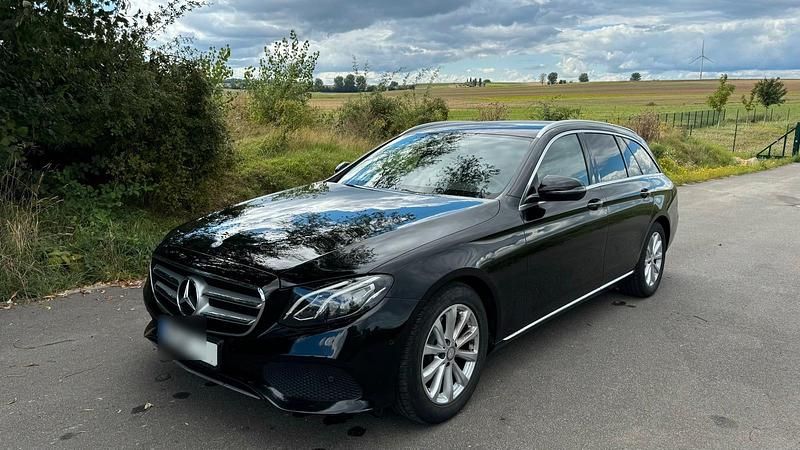 Schwarz Gebraucht 2016 Mercedes E200 Avantgarde Kombi | 22.000 € (Fairer Preis) - Bild 1/4
