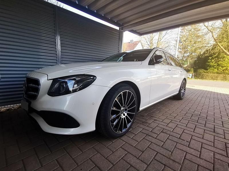 Weiß Gebraucht 2019 Mercedes E220 Limousine | 29.300 € (Fairer Preis) - Bild 1/4