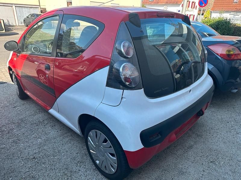 Second-hand Citroën C1 68 CP (50 kW) 2007 Roșu Hatchback