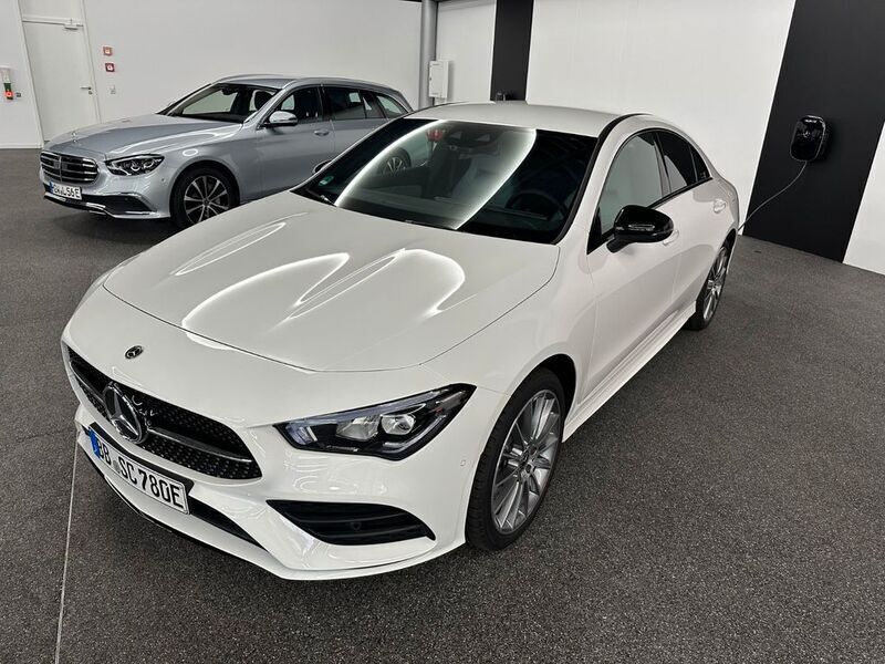 Weiß Gebraucht 2023 Mercedes CLA250e AMG line Limousine | 32.300 € (Guter Preis) - Bild 1/4