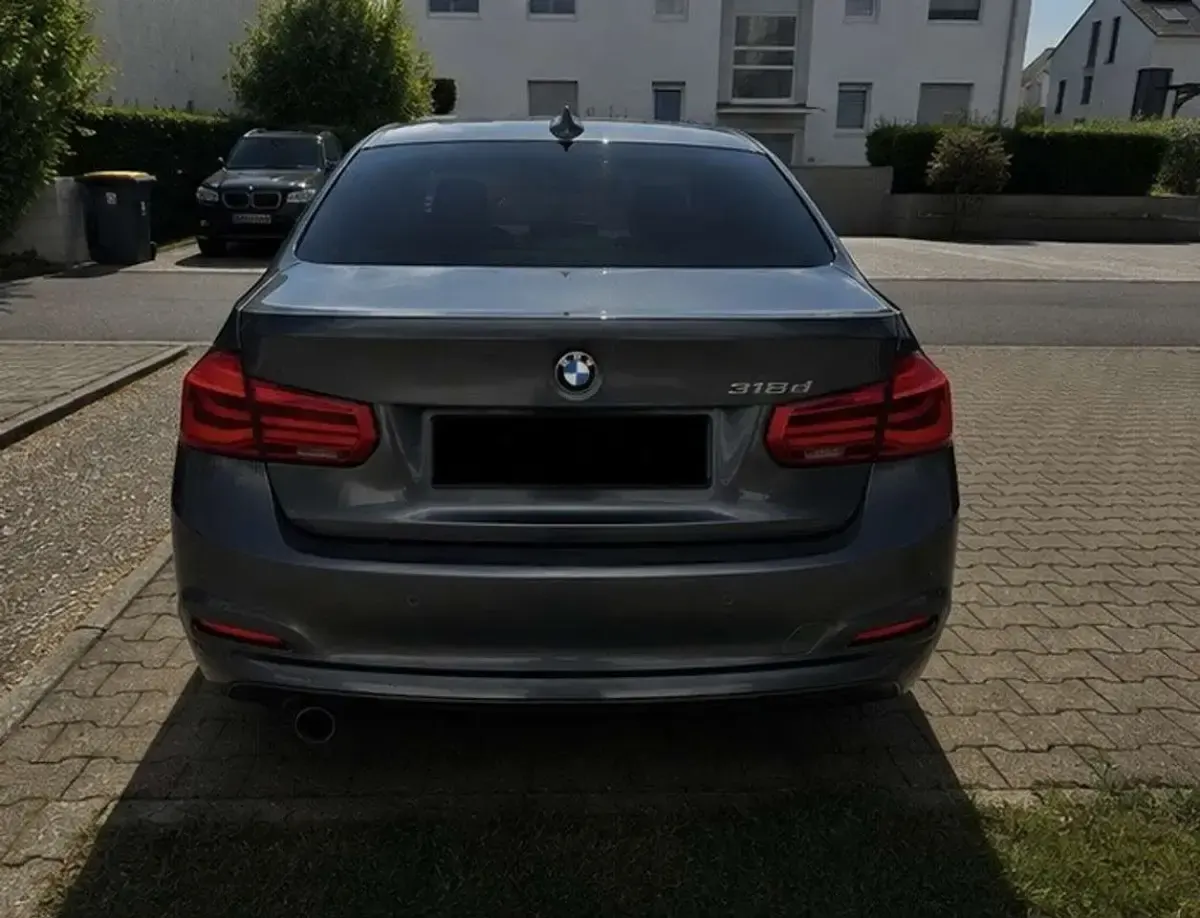 Gebraucht BMW 318 Advantage 150 PS (110 kW) 2017 Grau Limousine