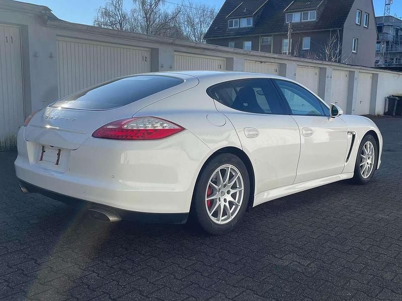 Gebraucht Porsche Panamera 250 PS (183 kW) 2012 Carraraweiß Kleinwagen