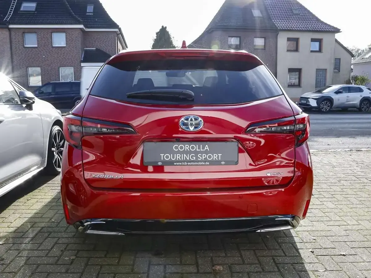 Neu Toyota Corolla 140 PS (102 kW) 2026 Red metallic Kombi