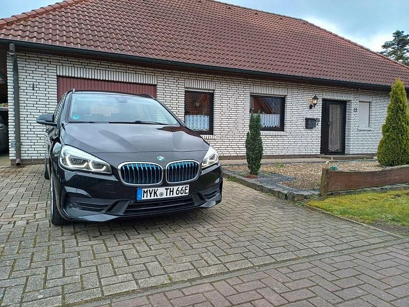 Schwarz Gebraucht 2018 BMW 225 Active Tourer iPerformance Van / Kleinbus | 12.499 € (Guter Preis) - Bild 1/4