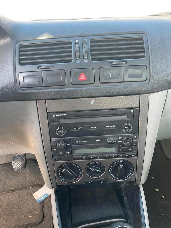 Second-hand VW Bora 101 CP (74 kW) 1999 Verde Berlinǎ