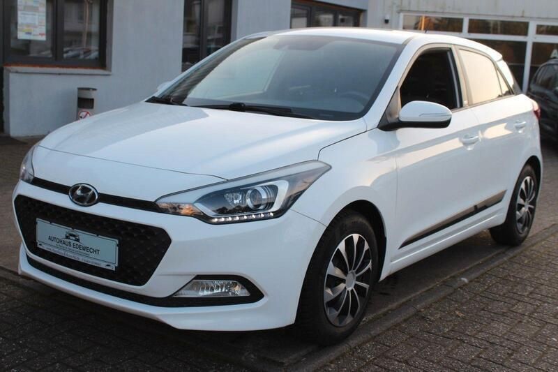 Weiß Gebraucht 2017 Hyundai i20 Passion Kleinwagen | 8.290 € (Fairer Preis) - Bild 1/4