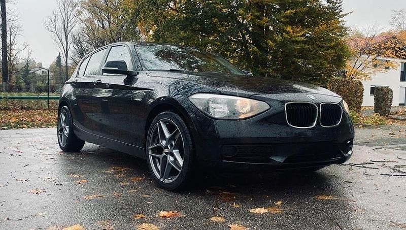Schwarz Gebraucht 2012 BMW 116 Comfort Edition Kleinwagen | 6.100 € (Fairer Preis) - Bild 1/4