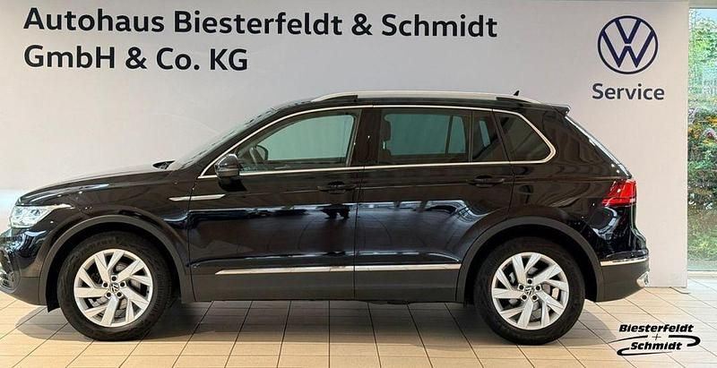 Deep black perleffekt (metallic) Gebraucht 2022 VW Tiguan Elegance SUV | 26.490 € (Fairer Preis) - Bild 1/4