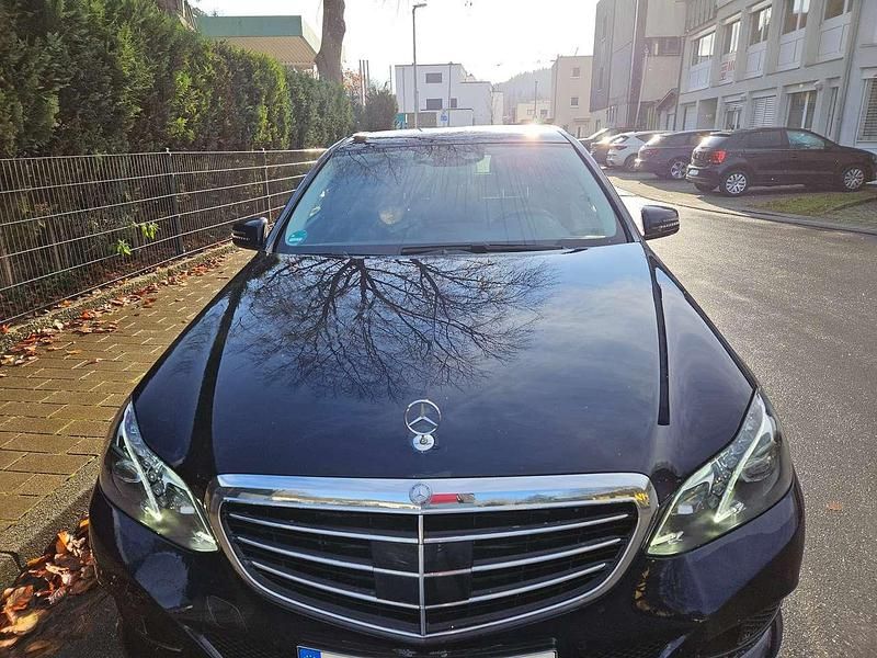 Blau Gebraucht 2016 Mercedes E300 Avantgarde Limousine | 16.700 € (Teuer) - Bild 1/4