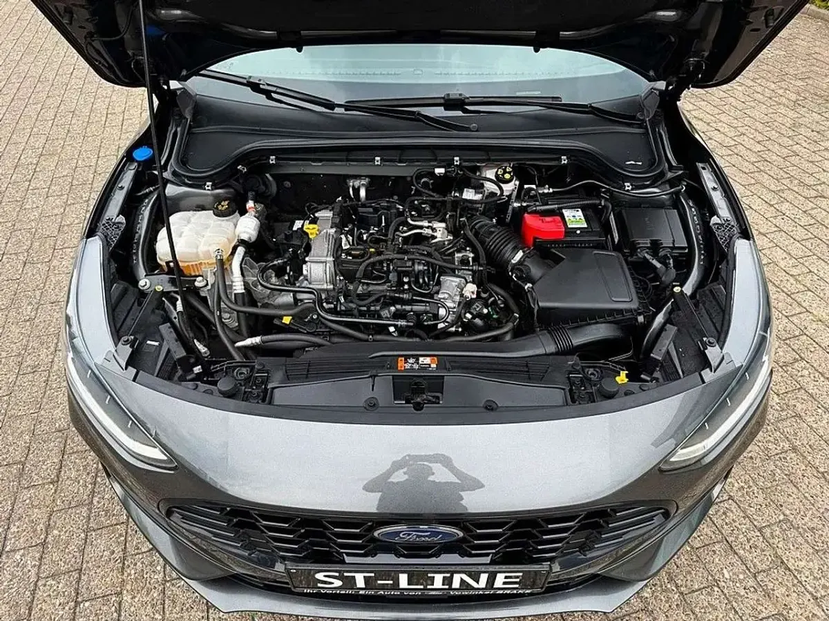 Gebraucht Ford Focus ST-Line 155 PS (114 kW) 2022 Grau Limousine