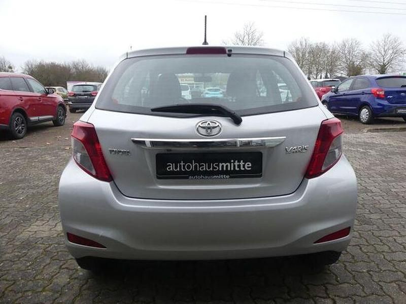 Gebraucht Toyota Yaris Life 99 PS (72 kW) 2012 Silber Kleinwagen
