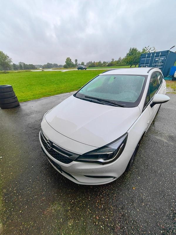 Weiß Gebraucht 2019 Opel Astra Kombi | 9.300 € (Guter Preis) - Bild 1/4