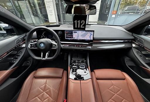 Gebraucht BMW 550e M Sport 489 PS (359 kW) 2025 Carbonschwarz Limousine