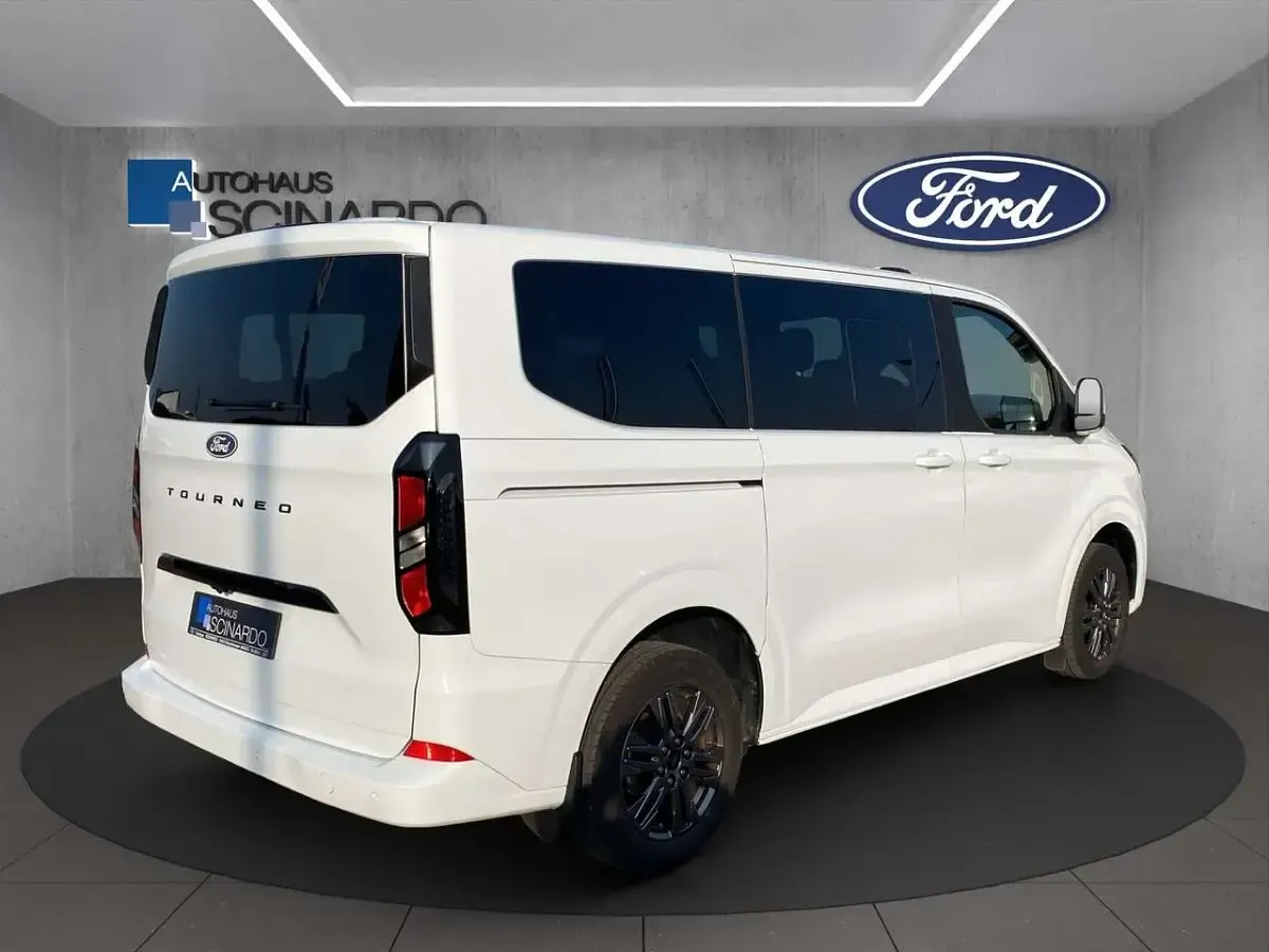 Gebraucht Ford Tourneo Titanium 136 PS (100 kW) 2025 Weiß Van / Kleinbus