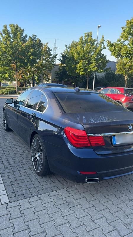 Blau Gebraucht 2011 BMW 740 Limousine | 13.900 € (Fairer Preis) - Bild 1/4
