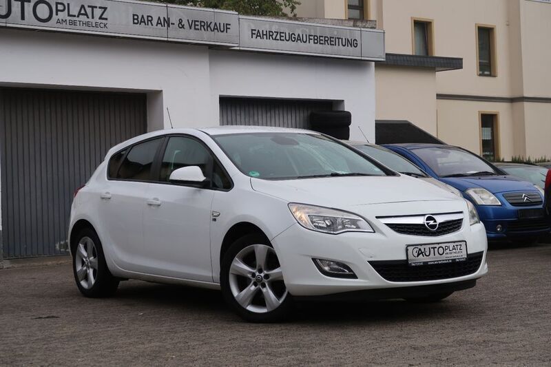 Weiß Gebraucht 2012 Opel Astra Limousine | 4.950 € (Fairer Preis) - Bild 1/4