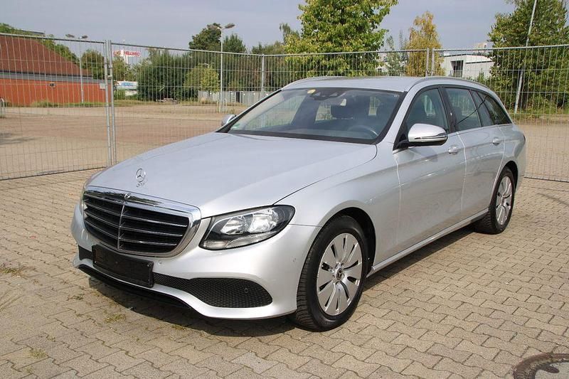 Silber Gebraucht 2019 Mercedes E220 Kombi | 14.990 € (Superpreis) - Bild 1/4