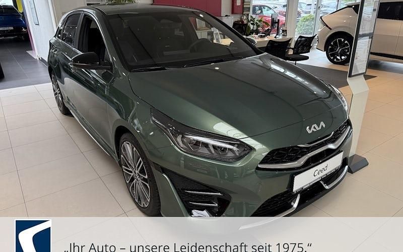 Grün Neu 2025 Kia Ceed GT-Line Limousine | 29.970 € (Fairer Preis) - Bild 1/4