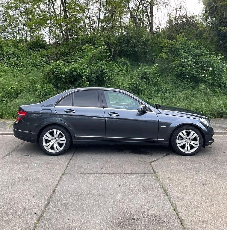 Grau Gebraucht 2009 Mercedes C200 Limousine | 9.900 € (Fairer Preis) - Bild 1/4