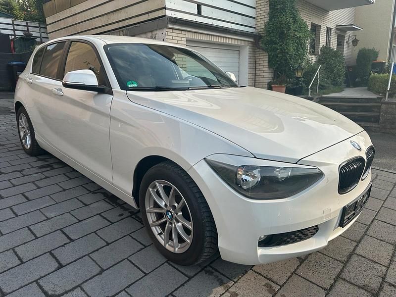 Weiß Gebraucht 2013 BMW 120 Sport Line Kleinwagen | 8.900 € (Superpreis) - Bild 1/4