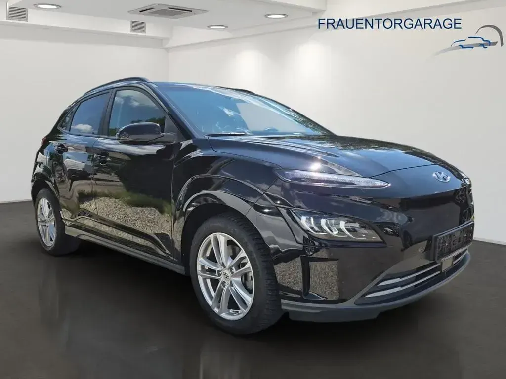 Gebraucht Hyundai Kona Trend 100 kW (136 PS) 2023 Phantom black SUV