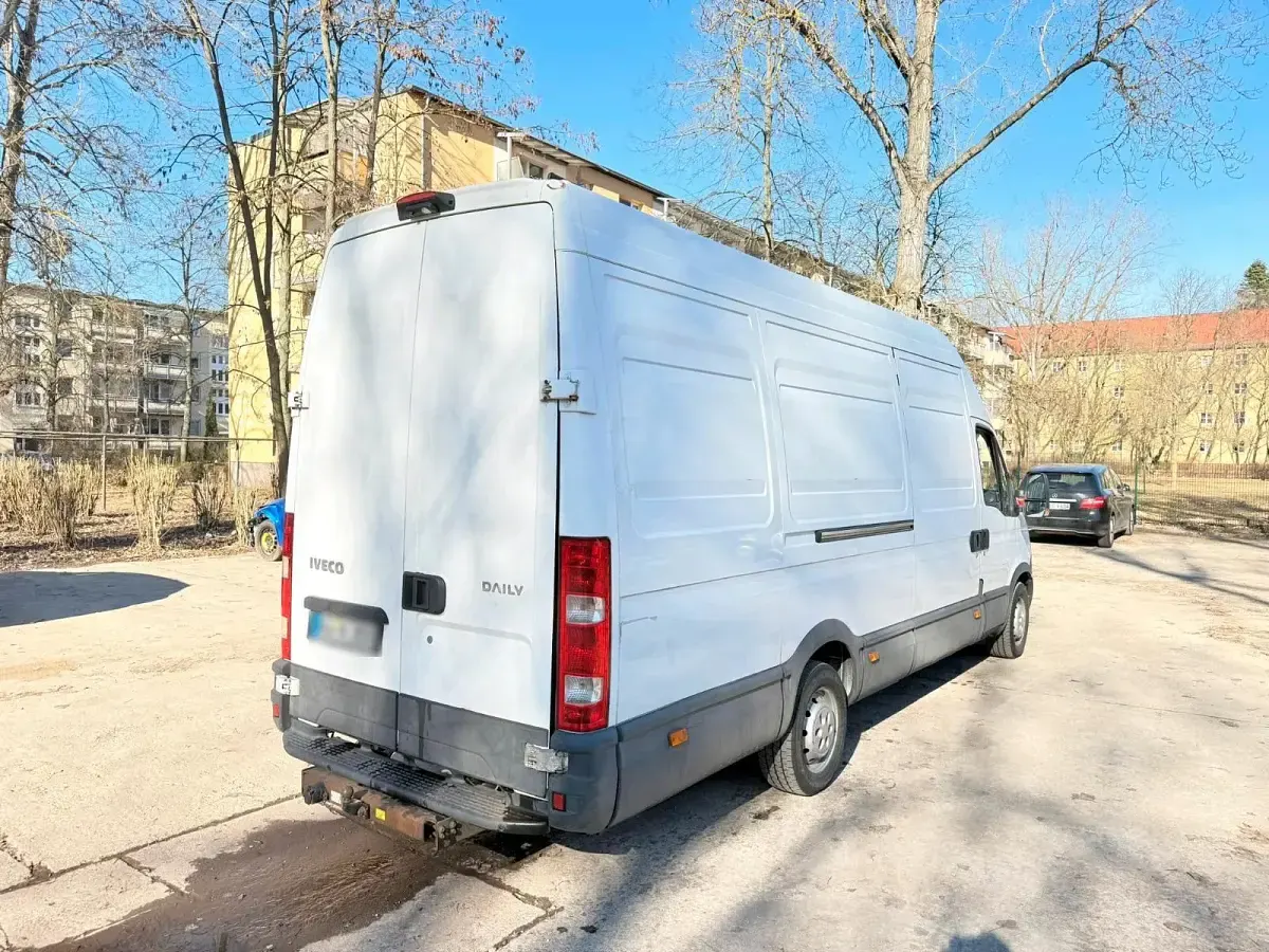 Second-hand Iveco Daily 145 CP (106 kW) 2013 Alb Monovolum