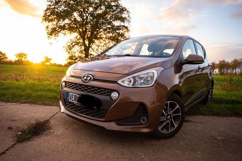 Braun Gebraucht 2017 Hyundai i10 Style Kleinwagen | 7.800 € (Fairer Preis) - Bild 1/4