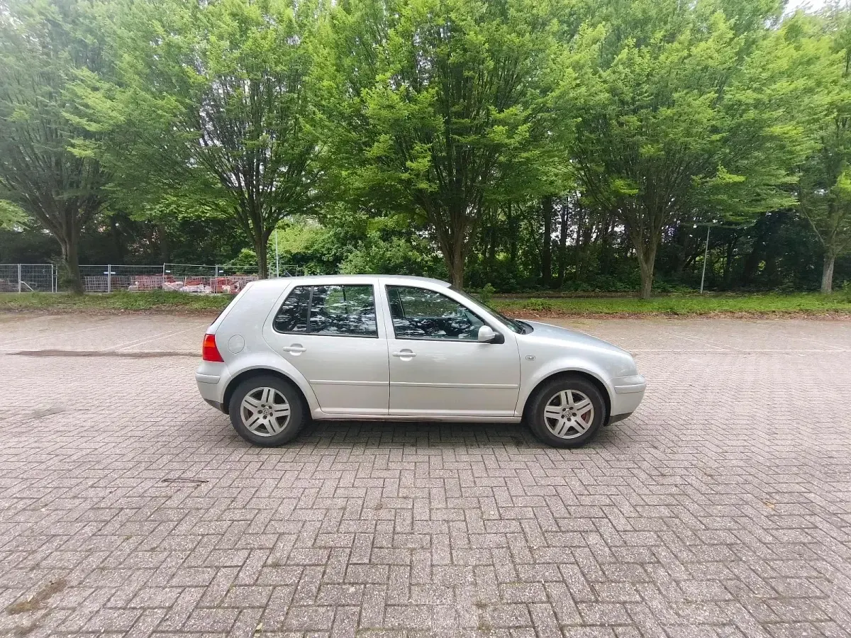 Gebraucht VW Golf IV 115 PS (84 kW) 2002 Silber Kleinwagen