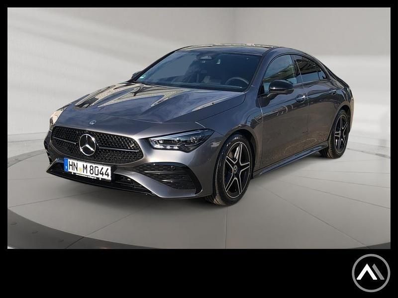Grau metalliclack mountaingrau Gebraucht 2024 Mercedes CLA180 Night Limousine | 37.479 € (Teuer) - Bild 1/4