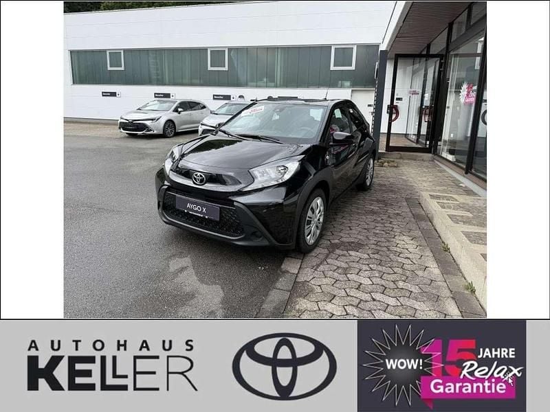 Urban khaki, dach mysticschwarz mica Gebraucht 2024 Toyota Aygo X Business Edition SUV | 18.990 € (Teuer) - Bild 1/4