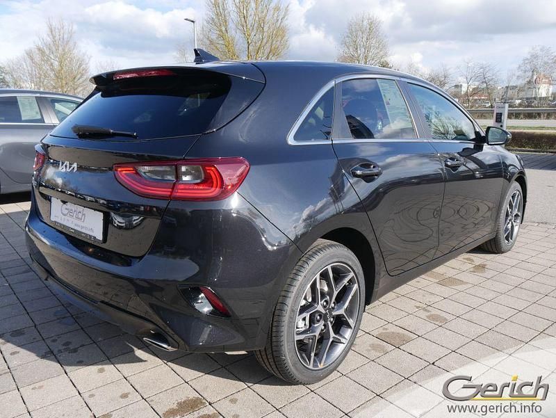 Neu Kia Ceed 99 PS (72 kW) 2025 Schwarz Kleinwagen