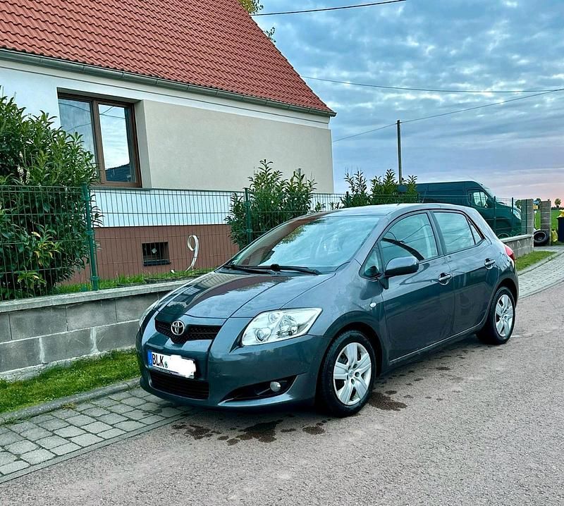 Grau Gebraucht 2010 Toyota Auris Limousine | 3.500 € (Guter Preis) - Bild 1/4
