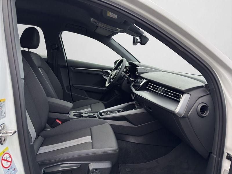 Second-hand Audi A3 Advanced 150 CP (110 kW) 2025 Alb Berlinǎ