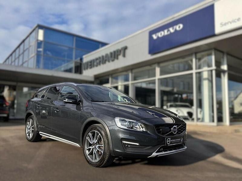 Grau (metallic) Gebraucht 2017 Volvo V60 CC Summum Kombi | 16.800 € (Guter Preis) - Bild 1/4