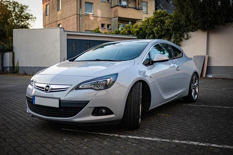 Weiß Gebraucht 2012 Opel Astra GTC Innovation Limousine | 9.000 € (Teuer) - Bild 1/4