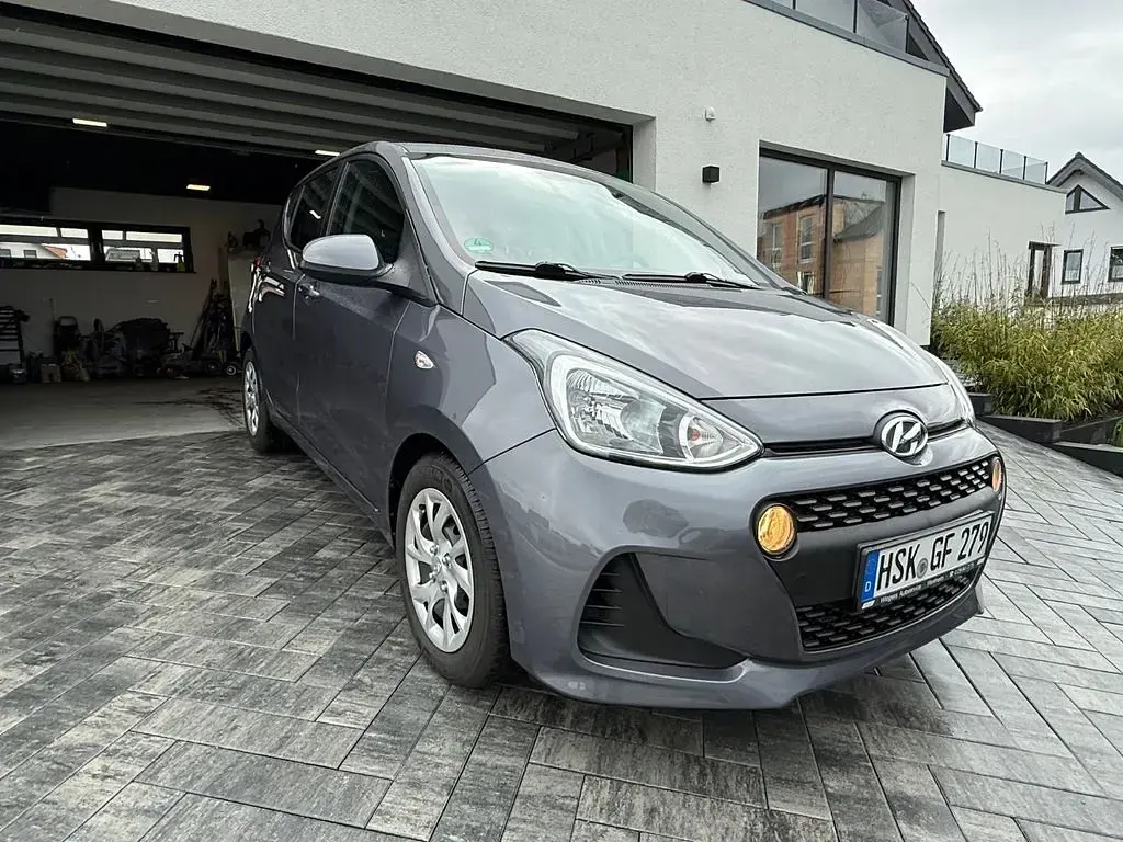 Gebraucht Hyundai i10 Trend 87 PS (63 kW) 2017 Grau Kleinwagen