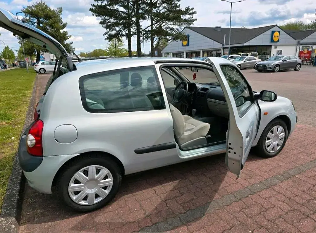 Gebraucht Renault Clio II 98 PS (72 kW) 2001 Silber Kleinwagen