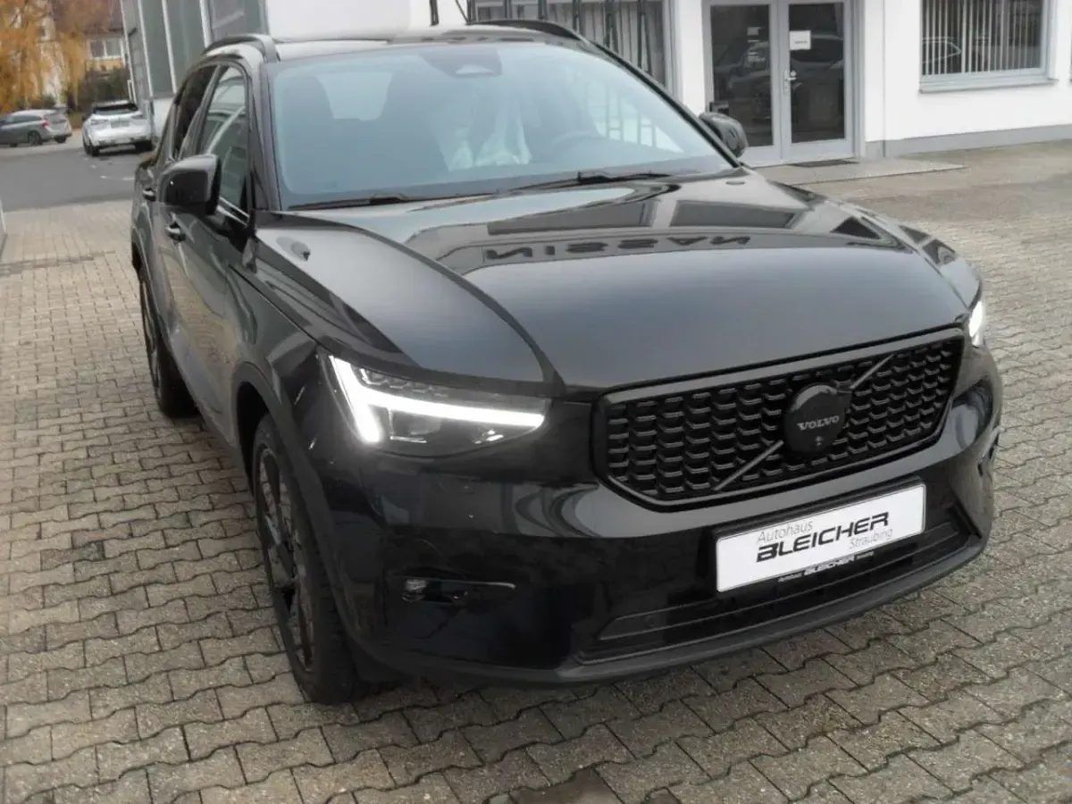 Gebraucht Volvo XC40 Plus 197 PS (144 kW) 2025 Onyx black / metallic SUV