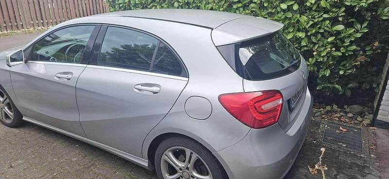 Silber Gebraucht 2015 Mercedes A180 Limousine | 11.500 € (Superpreis) - Bild 1/4
