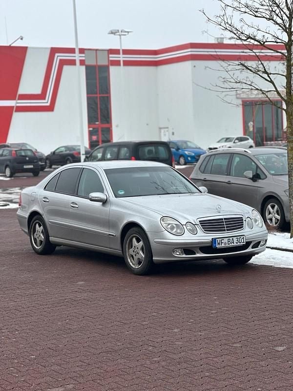 Silber Gebraucht 2004 Mercedes E200 Limousine | 1.900 € (Superpreis) - Bild 1/4